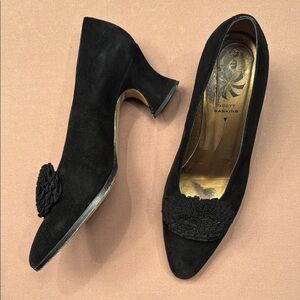 Suede Black Heels with Rounded Toe and Suede Finish